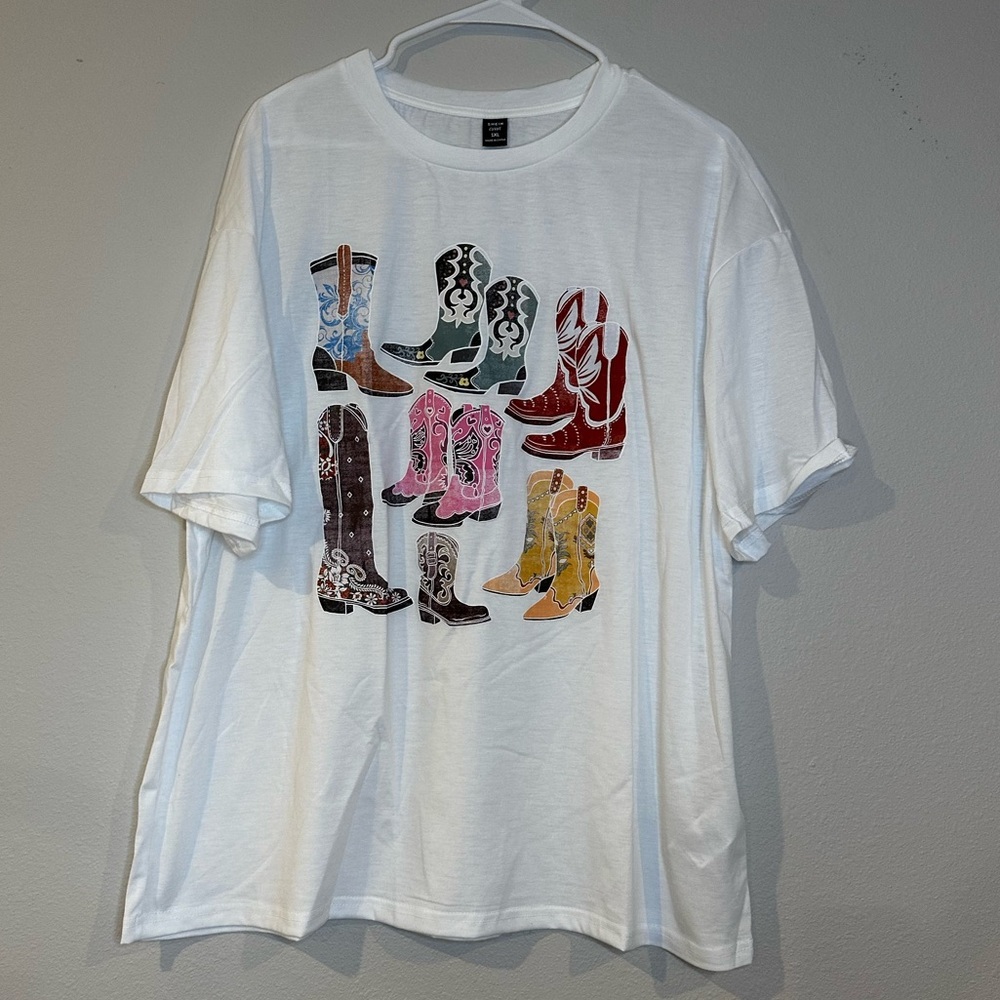 NWT‎ cowgirl boot T-shirt in a 1XL.